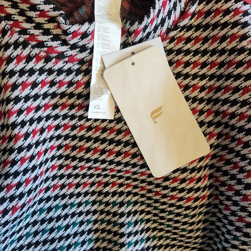 NWT Fabletics crop top - Picture 6 of 7